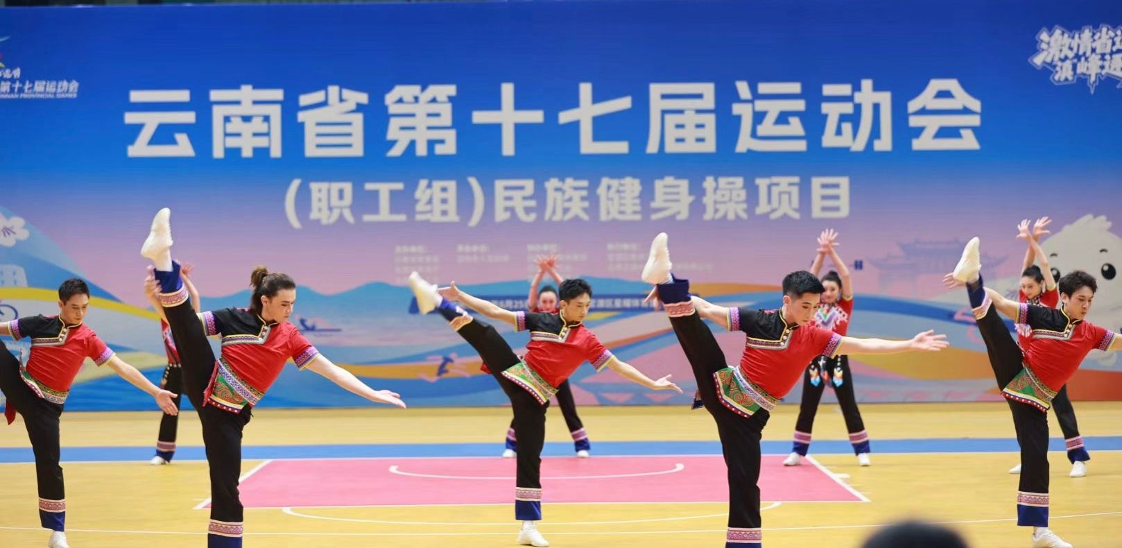 教职工们奋勇拼搏