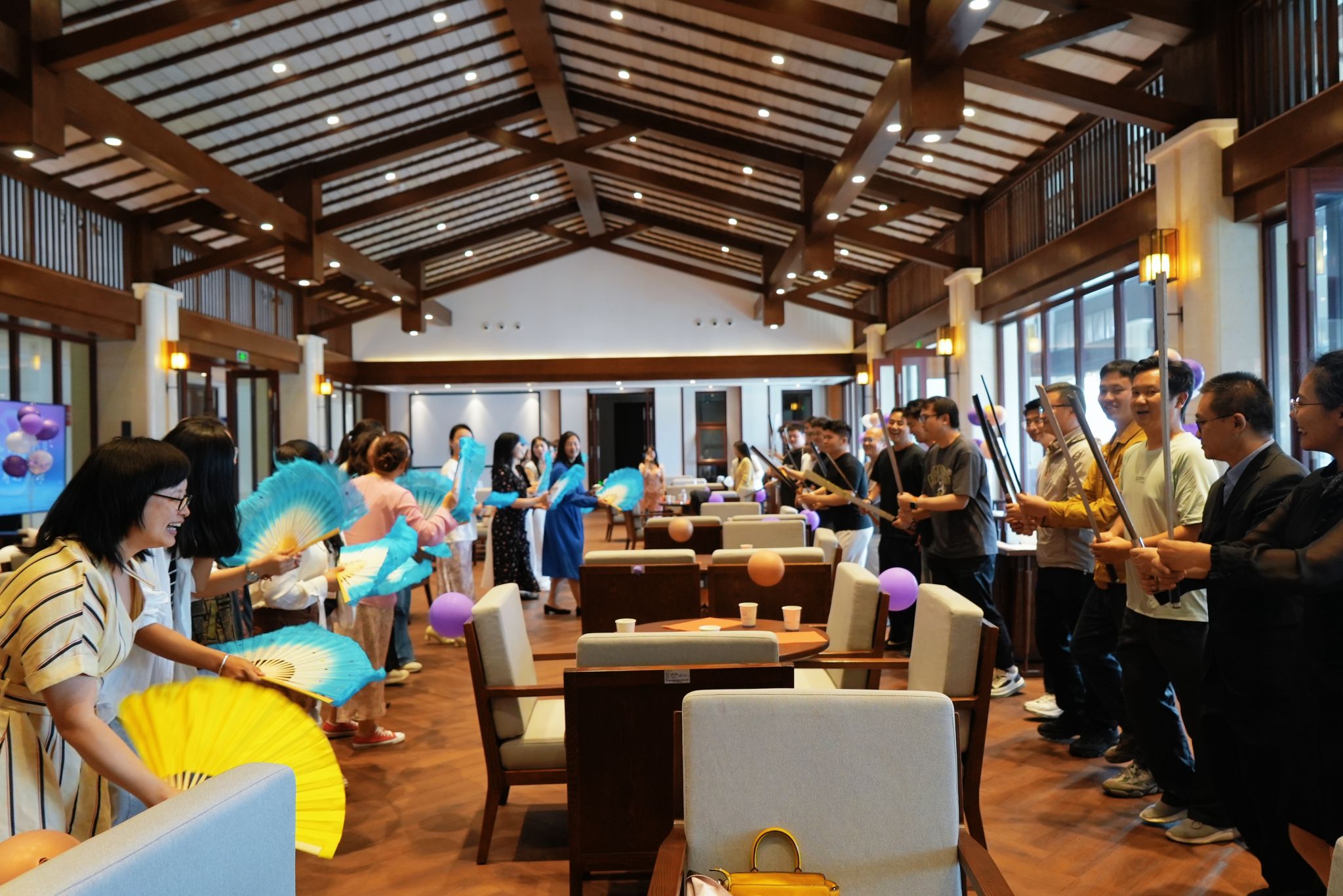 搭建青年教职工展现自我