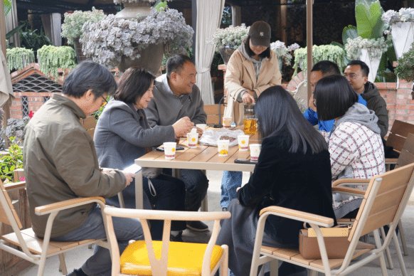 机关三分工会全体会员到呈贡百花园农庄