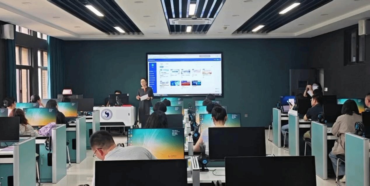 提升教师数字素养与数智化教学能力