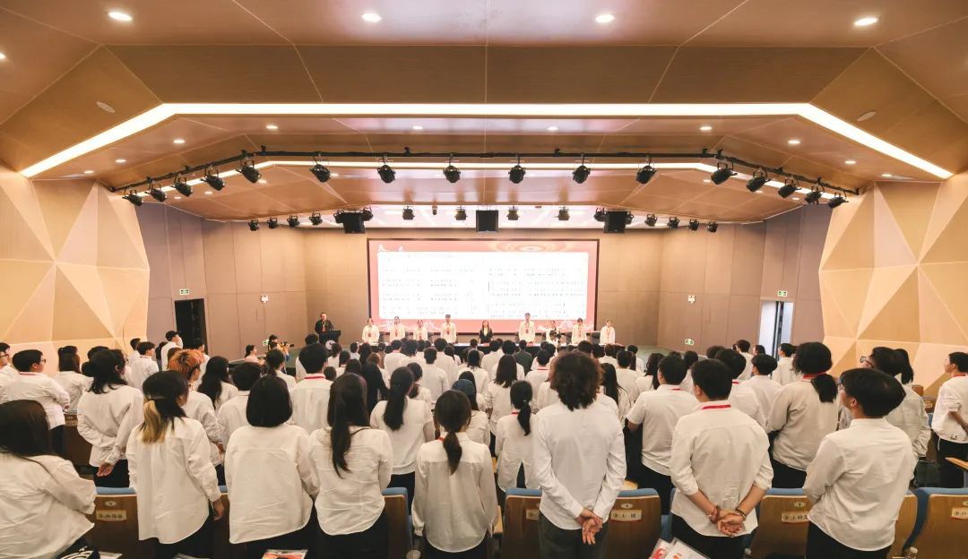 召开大会第一次全体会议