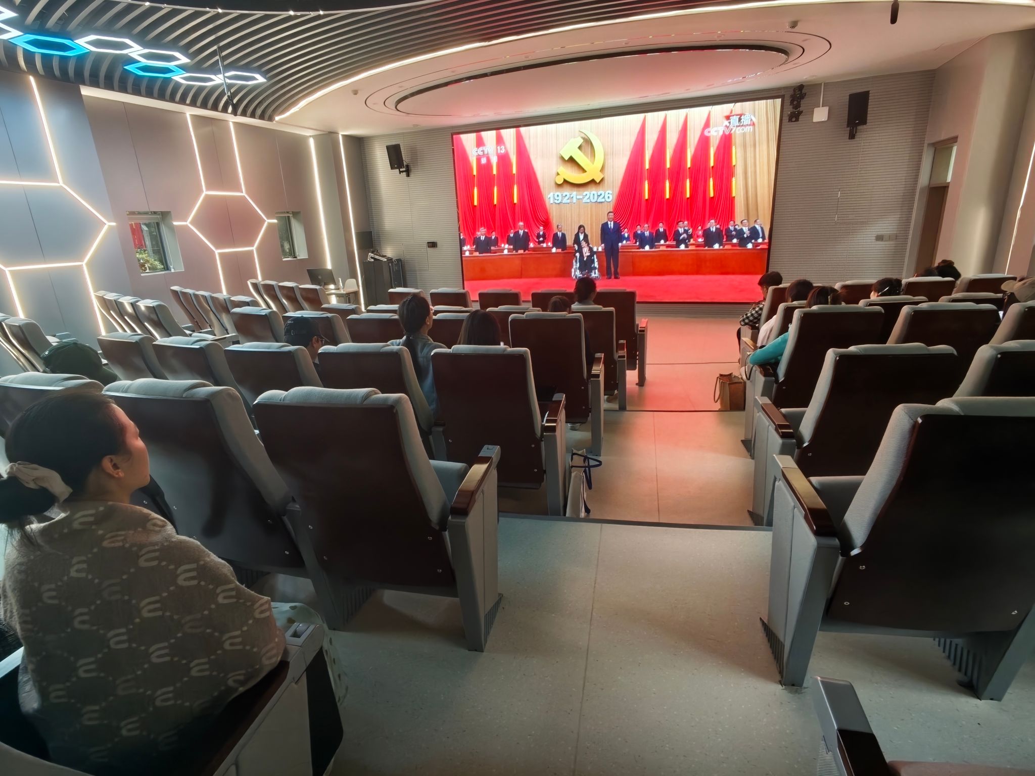 中央军委主席习近平向“七一勋章”获得